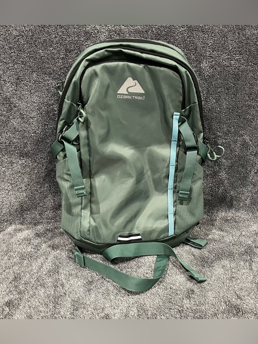Like new❗️Ozark Trail Juniper 14L Daypack in forest green unisex